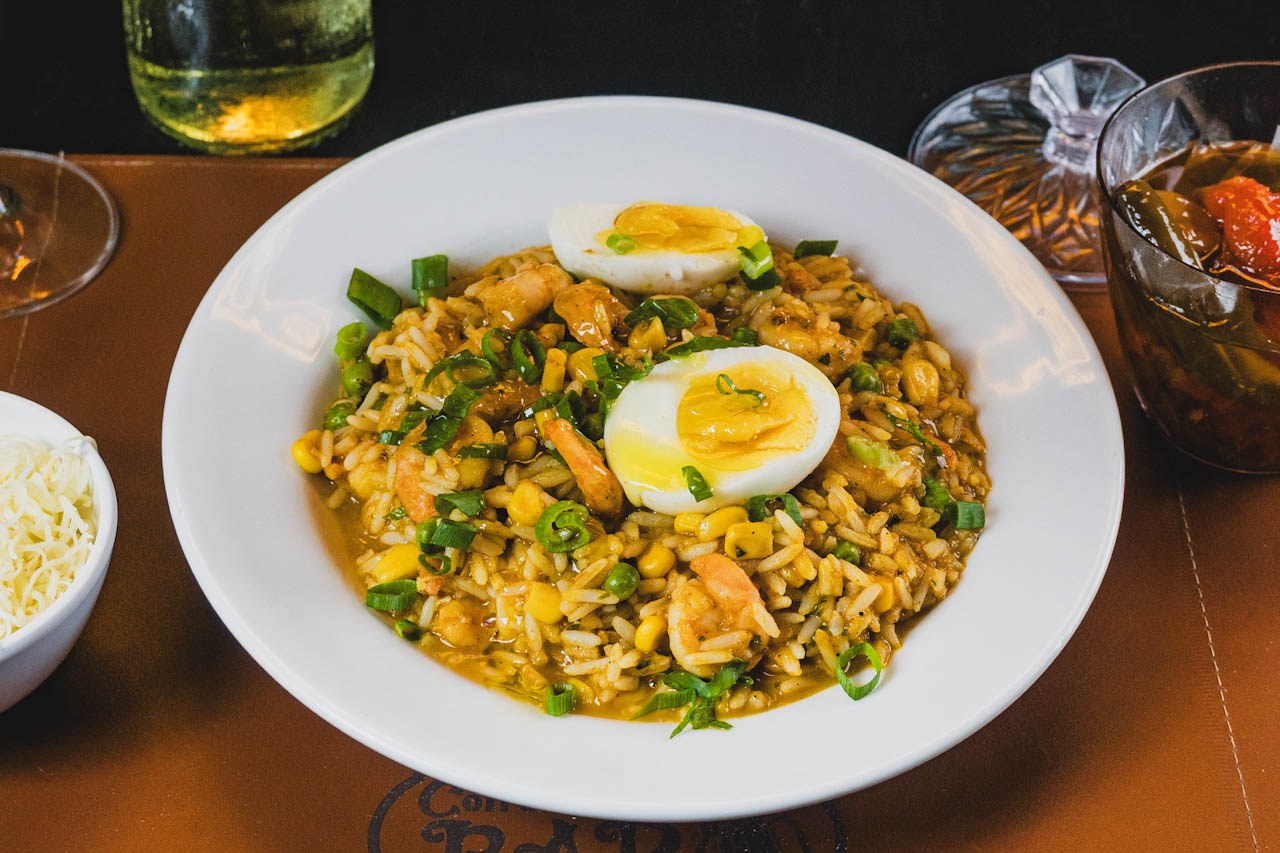 Arroz de camarão com ovo e vinho branco
